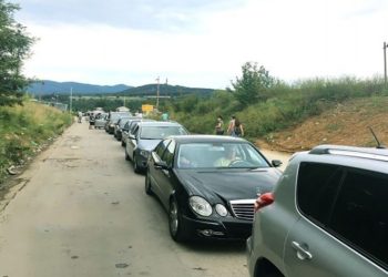 Radhë të gjata në vendkalimet kufitare, në Merdarë pritjet shkojnë deri në katër orë