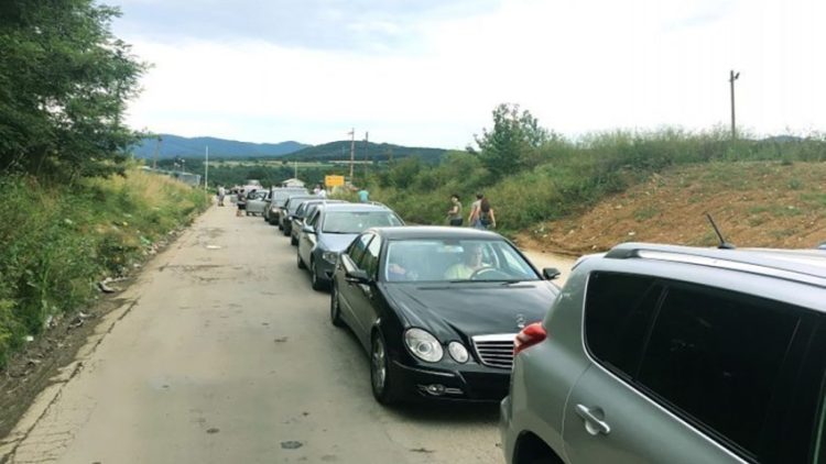 Radhë të gjata në vendkalimet kufitare, në Merdarë pritjet shkojnë deri në katër orë