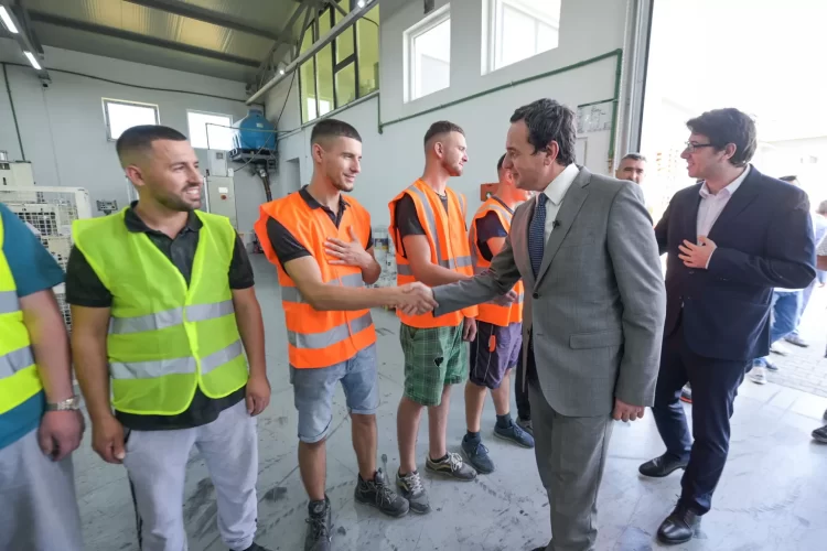 Kurti: Bizneset e vogla dhe të mesme, në fokus të qeverisjes sonë