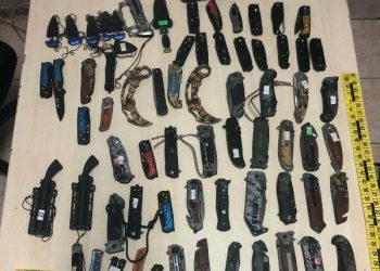 Arrestohet e më pas lirohet një person në Pejë- Policia i gjeti thika, boksa metali, elekroshokë e sprej