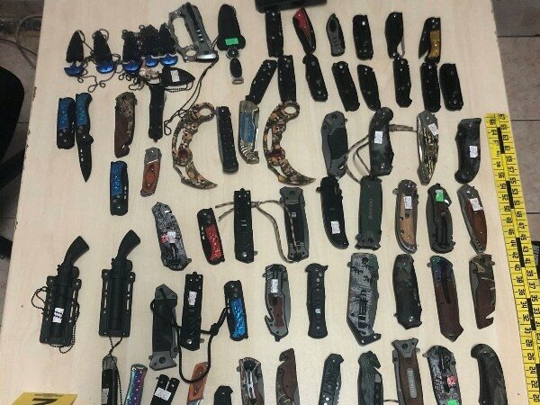 Arrestohet e më pas lirohet një person në Pejë- Policia i gjeti thika, boksa metali, elekroshokë e sprej