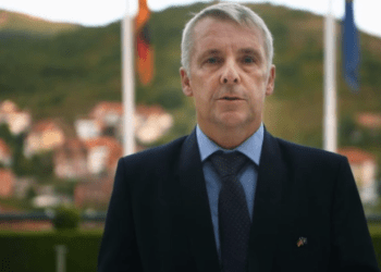 Dorëheqja e tre policëve serbë në veri, reagon edhe ambasadori gjerman – ja çka thotë