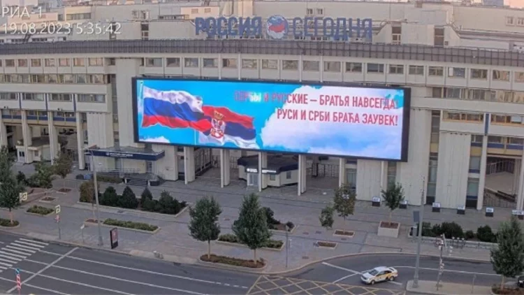 “Serbët dhe rusët janë vëllezër përgjithmonë”, ​Rusia vendos monitorë gjigandë në Moskë