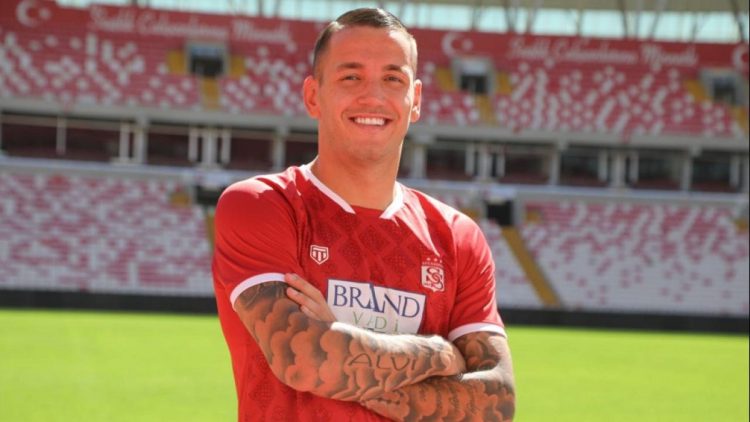 Rey Manaj prezantohet tek Sivasspor, sulmuesi firmosi një kontratë 2-vjeçare