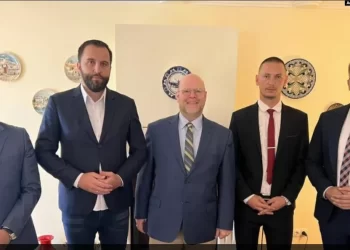 Ambasadori Hovenier i pret në takim disa politikanë serbë të Kosovës