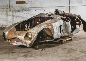 Kjo ‘mbetje’ e ndryshkur e një Ferrari sapo u shit për 1.77 milion dollarë