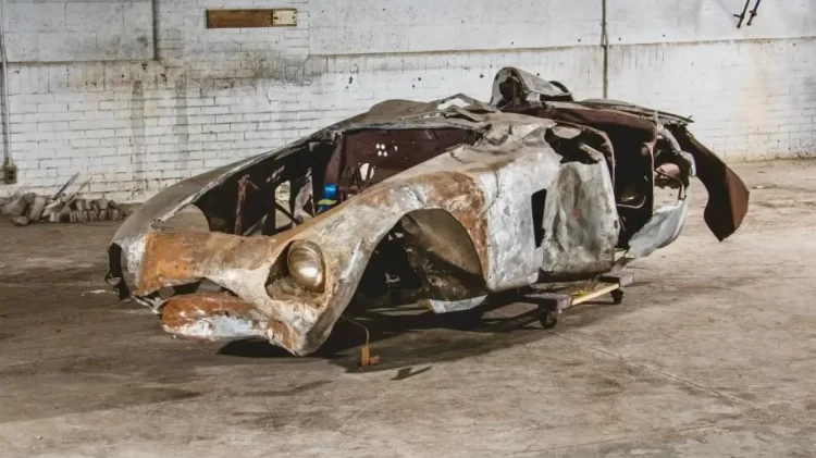 Kjo ‘mbetje’ e ndryshkur e një Ferrari sapo u shit për 1.77 milion dollarë