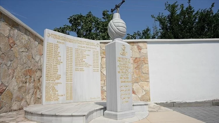 Bosnja përkujton 16 të vrarët nga forcat kroate pranë qytetit historik të Mostarit