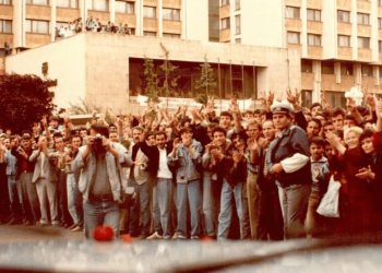 Kurti kujton vizitën e shtatë senatorëve amerikanë në Kosovë 33 vjet më parë: Ktheu dritat kah terri informativ