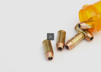 Kamenicë: Gjatë punimeve gjen dy shishe plastike me fishekë