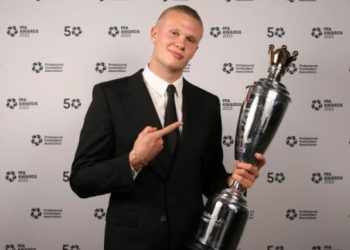 Haaland kurorëzohet “mbret”, norvegjezi shpallet lojtari më i mirë i vitit në Angli