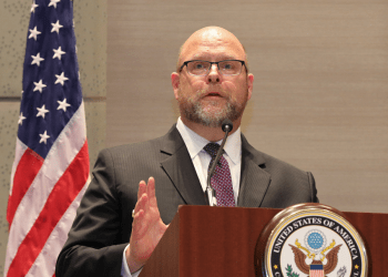 “Po e vëzhgojmë situatën nga afër”, Hovenier reagon për dorëheqjen e tre policëve serb