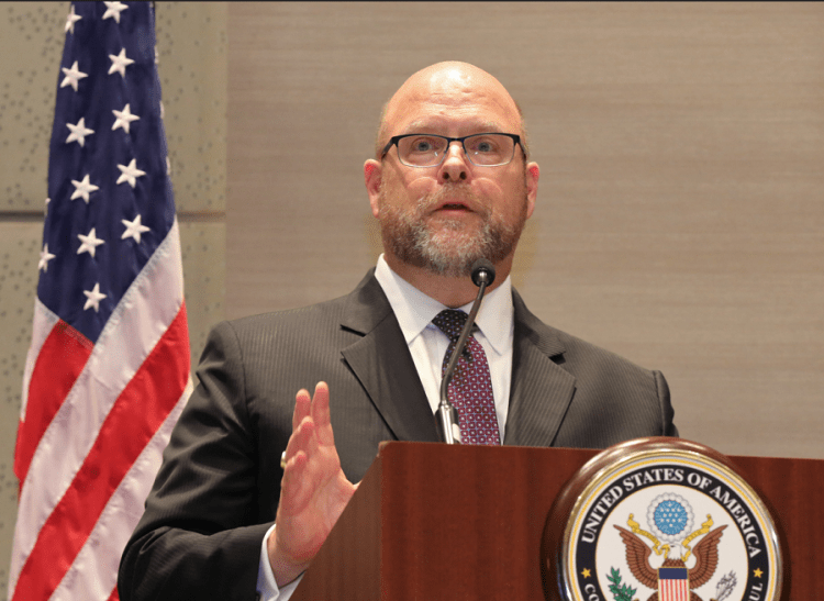 “Po e vëzhgojmë situatën nga afër”, Hovenier reagon për dorëheqjen e tre policëve serb