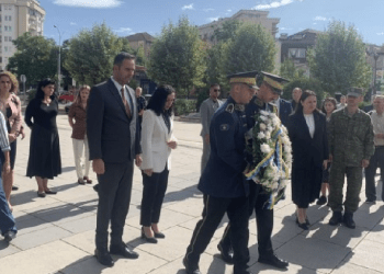 Osmani e Konjufca bëjnë homazhe tek permendorja e personave të zhdukur