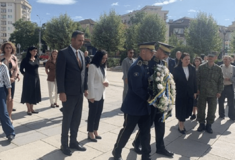 Osmani e Konjufca bëjnë homazhe tek permendorja e personave të zhdukur