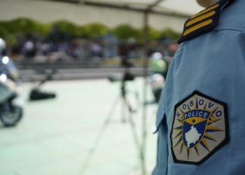 Dorëhiqen tre policë të rinj serbë