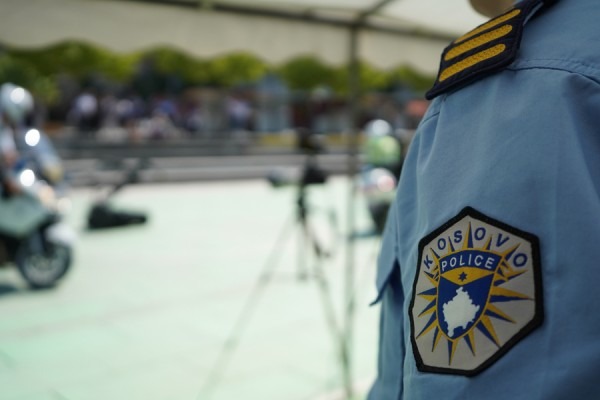 Dorëhiqen tre policë të rinj serbë