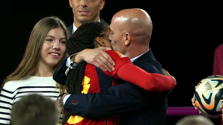 FIFA synon dënim shembullor për RubialesFIFA synon dënim shembullor për Rubiales