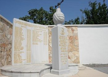 Bosnja përkujton 16 të vrarët nga forcat kroate pranë qytetit historik të Mostarit