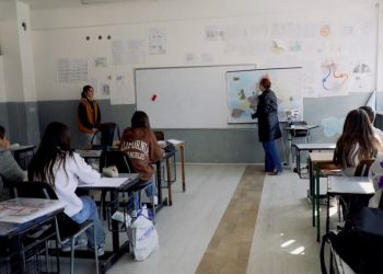 “Marrim shënime”: Gjimnazistët shqiptarë në Serbi pa libra në gjuhën amtare