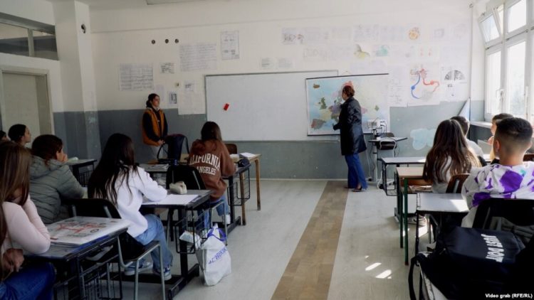 “Marrim shënime”: Gjimnazistët shqiptarë në Serbi pa libra në gjuhën amtare