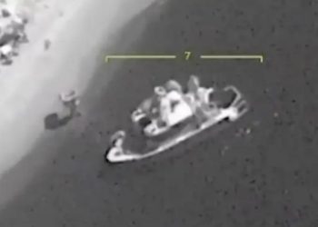 Droni i famshëm turk përsëri në aksion – momenti kur ai godet anijen dhe ushtarët rusë