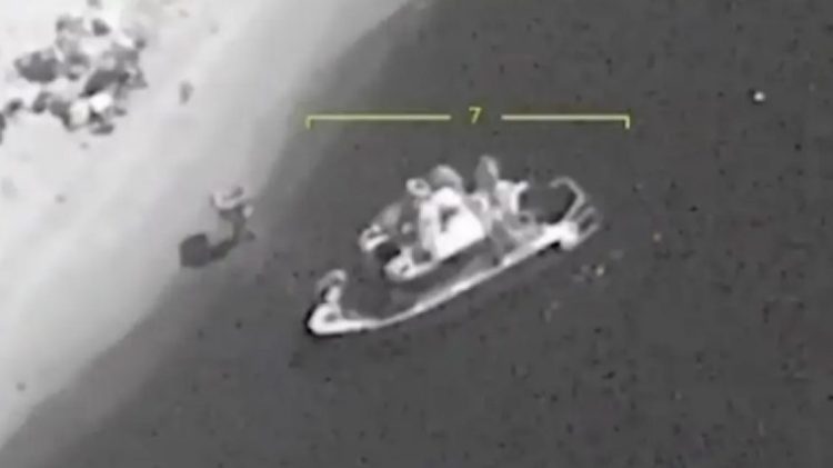 Droni i famshëm turk përsëri në aksion – momenti kur ai godet anijen dhe ushtarët rusë