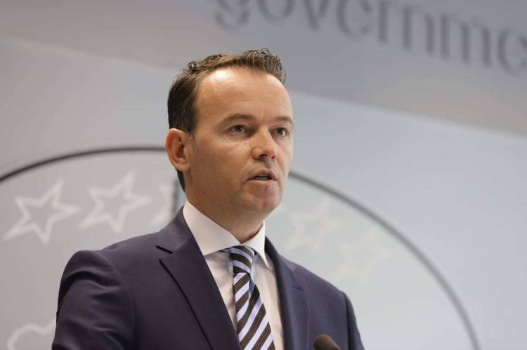 Ministri Faton Peci merr veturën tjetër luksoze të Burdushit “Audi A7”