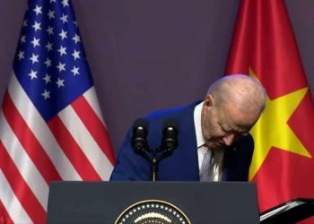 Po u përgjigjej pyetjeve të gazetarëve, zëdhënësja e Shtëpisë së Bardhë ndërpret befasisht konferencën për shtyp të Bidenit