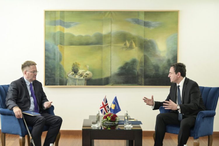 Kurti takohet me ambasadorin e Mbretërisë së Bashkuar, Abbott