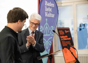 Mbrëmë në Baden të Austrisë u hap ekspozita personale e piktorit Mentor Berisha, me titull “Solidariteti si Rezistencë”