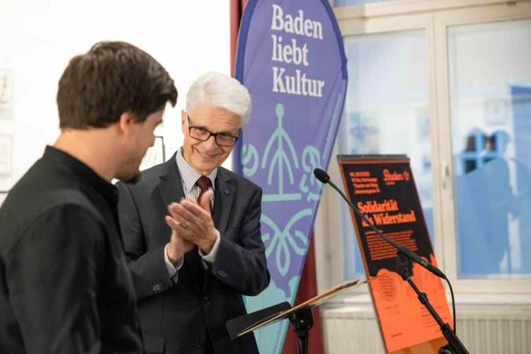 Mbrëmë në Baden të Austrisë u hap ekspozita personale e piktorit Mentor Berisha, me titull “Solidariteti si Rezistencë”