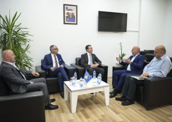 Kurti dhe Vitia takohen me drejtorin e ShSKUK-së, flasin për rinovimin dhe ndërtimin e disa klinikave brenda QKUK-së