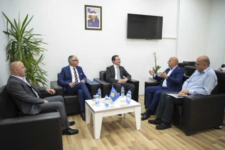 Kurti dhe Vitia takohen me drejtorin e ShSKUK-së, flasin për rinovimin dhe ndërtimin e disa klinikave brenda QKUK-së