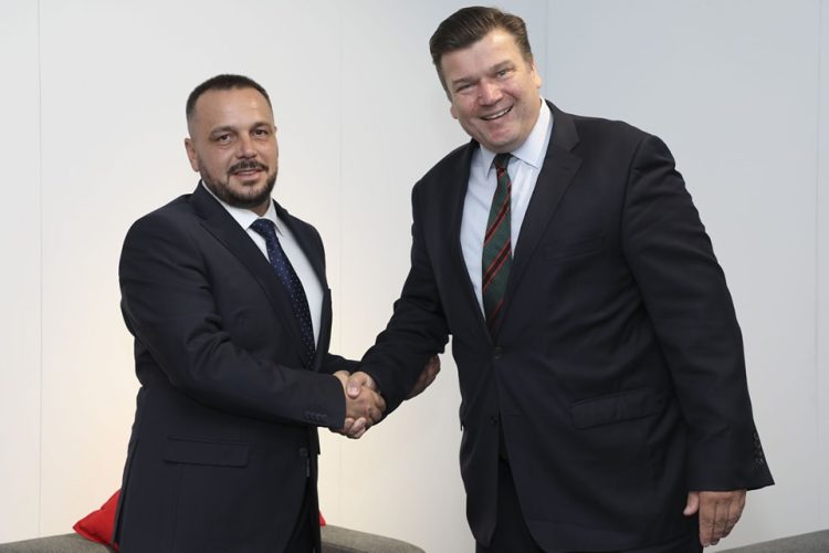 Ministri Maqedonci pritet në takim nga homologu i tij britanik