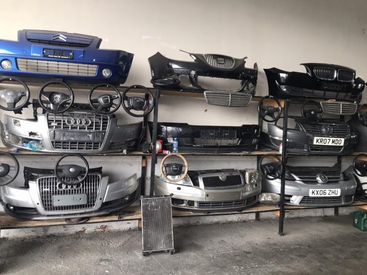 Dogana konfiskon 30 automjete