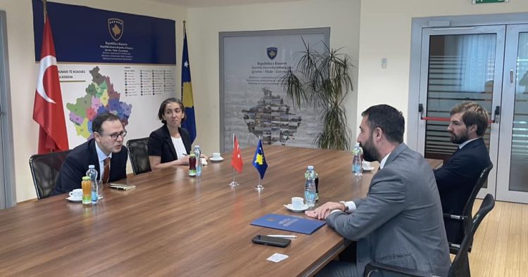 Krasniqi dhe ambasadori turk flasin për thellimin e bashkëpunimit mes vendeve