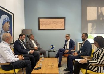 Vitia priti në takim profesionistët shëndetësor që kontribuan në zhvillimin e Odës së Mjekëve të Kosovës