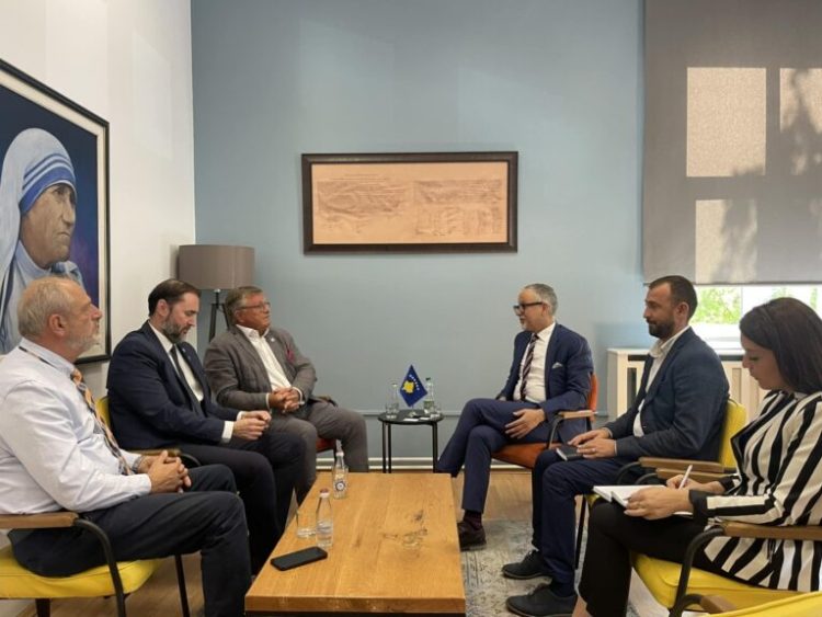 Vitia priti në takim profesionistët shëndetësor që kontribuan në zhvillimin e Odës së Mjekëve të Kosovës