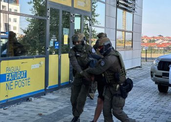 Momenti kur terroristët serbë sillën të prangosur e kokë zvarrë në Gjykatë