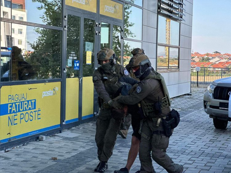 Momenti kur terroristët serbë sillën të prangosur e kokë zvarrë në Gjykatë