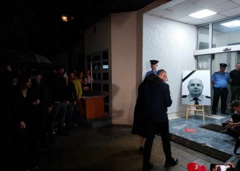 Ndizen qirinj, nderohet vepra e policit të vrarë sot në detyrë (Foto)