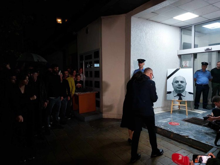 Ndizen qirinj, nderohet vepra e policit të vrarë sot në detyrë (Foto)