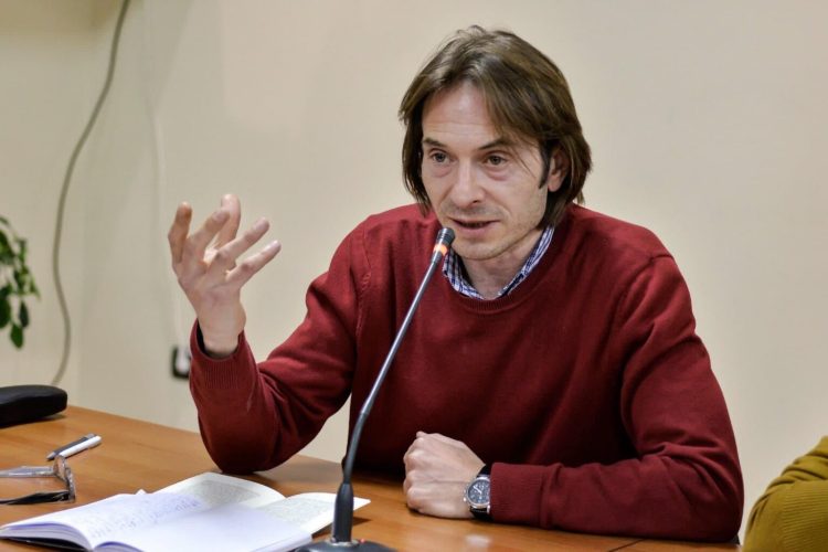 Profesori Hoxha: Macroni e kthen BE-në në një ombrellë shtetesh që nuk mban asnjë fjalë