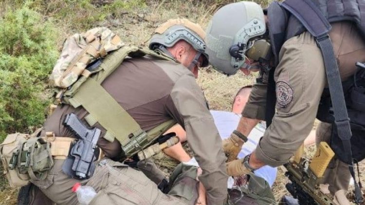 Gjesti human i policëve të Kosovës, i ofrojnë ndihmë mjekësore serbit të plagosur në veri