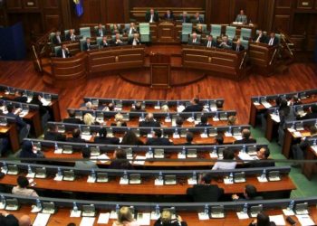 Opozita, PDK dhe AAK nuk votojnë për rehabilitimin e hekurudhave – në mungesë korumi, dështon votimi i marrëveshjes ndërkombëtare