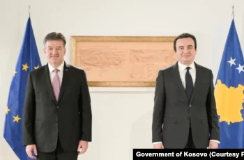 Lajçak po ia mbyll derën vetes