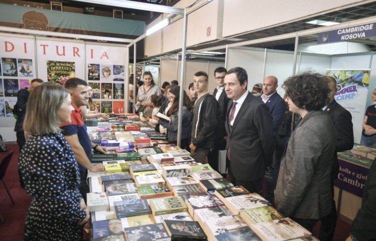 Kurti: Këtë vit si asnjëherë më parë kemi ndarë mjete edhe për materiale shkollore
