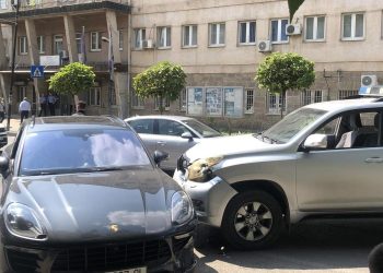 Vetura e policisë e aksidenton atë të Majlinda Kelmendit