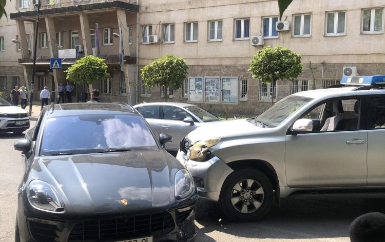 Vetura e policisë e aksidenton atë të Majlinda Kelmendit